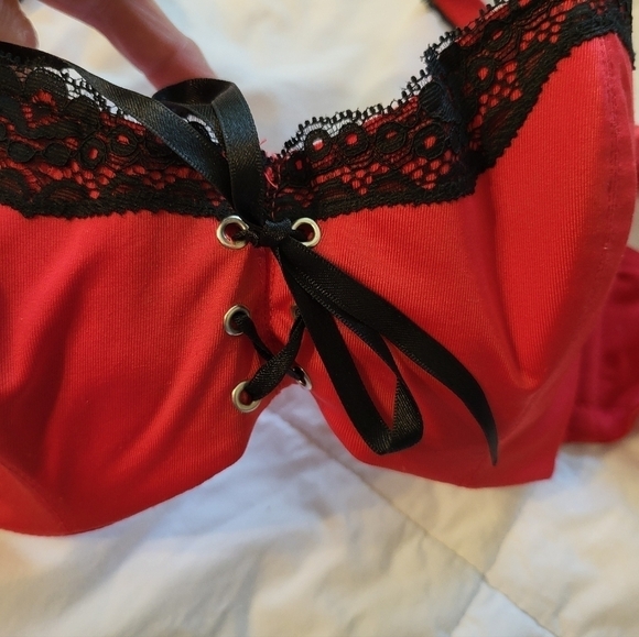 Frederick red with black lace 32D - Picture 11 of 15